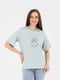 Бавовняна футболка оливкового кольору з принтом | 6875752