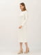 Молочна трикотажна сукня довжини міді з еластичної тканини напівприталеного силуету | 6783628 | фото 2