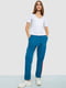 Трикотажные синие брюки зауженного фасона с лампасами | 6888940 | фото 2