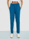 Трикотажные синие брюки зауженного фасона с лампасами | 6888942 | фото 2