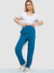 Трикотажные синие брюки прямого фасона с лампасами | 6888943 | фото 2