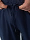 Трикотажные темно-синие брюки с красно-серой вставкой | 6888969 | фото 6