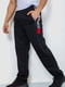 Трикотажные черные брюки с красно-серой вставкой | 6888970 | фото 3