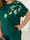 Зелений костюм з квітковим принтом: блуза та укорочені штани | 6889479 | фото 3