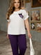 Біло-фіолетовий костюм: блуза з принтом та штани | 6889499 | фото 2